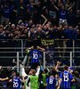Lautaro Martínez festeja su gol con los hinchas "neroazzurri" que le dio el pase al Inter a la final de la Champions League. (Fuente: AFP)