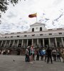 Ciudadanos ecuatorianos caminan a las afueras del Palacio de Gobierno este viernes en Quito