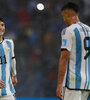 Alejo Véliz festeja su gol, el primero de Argentina ante Uzbekistán, junto a Matías Soulé.  (Fuente: AFP)