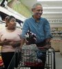 Obama haciendo compras de supermercado en el documental de Netflix. (Fuente: Netflix)