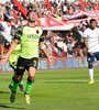 Alexis Domínguez festeja el gol de Barracas; Rafa Pérez lo sufre (Fuente: Julio Martín Mancini)