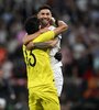Gonzalo Montiel acaba de hacer el penal que consagró campeón al Sevilla en la Europa LEague. el abrazo con el arquero Bono Yassine.  (Fuente: AFP)