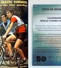 La imagen de Sergio Tormen como ciclista y la placa en su honor en el velódromo de Santiago