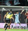 Garcés ya cabeceó al gol y batió la resistencia de Andújar  (Fuente: Télam)