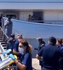 Personal médico recibe a los sobrevivientes del naufragio en Kalamata. (Fuente: EFE)