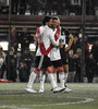 Domínguez y Ferreyra festejan uno de los goles (Fuente: Prensa River)