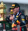 Verstappen levanta la el trofeo en Gran Bretaña (Fuente: AFP)