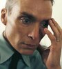 Cillian Murphy encarna con solidez a Oppenheimer. 