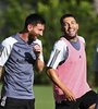 Lionel Messi se divierte con su nuevo compañero y viejo amigo, Jordi Alba (Fuente: AFP)