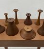 "Auscultar" (2016), de Simone Moraes; objetos de madera torneada. Abajo: Ovillo de lana (1 metro de diámetro), de Teresa Pereda.