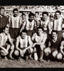 De la Mata, Méndez, Pedernera, Labruna y Loustau, arriba; Stábile (DT); Salomón, Sobrero, Fonda, Strembel, Vacca y Pescia, abajo. 