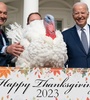 Joe Biden en la tradicional ceremonia de perdonarle la vida a dos pavos. (Fuente: EFE)