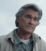 El personaje de Kurt Russell funciona como nexo entre las dos historias a desandar.  