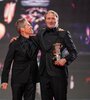 El danés Mads Mikkelsen recibió en la inauguración un premio a la trayectoria de manos de su colega Willem Dafoe. 