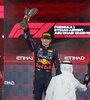 Verstappen levanta su trofeo en Arabia Saudita (Fuente: AFP) (Fuente: AFP)