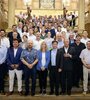 Axel Kicillof y Veronica Magario junto a los intendentes bonaerenses de Unión por la Patria.