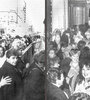 Mujeres en la puerta del Congreso mientras se discutía el Cupo Femenino, 1991