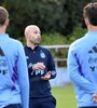 Mascherano dando indicaciones en la práctica (Fuente: Prensa AFA)