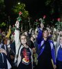 El símbolo de las rosas rojas fue levantado en el grito de "¡Presentes!", por los 30.000. (Fuente: Leandro Teysseire)