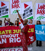 Una protesta de activistas contra el cambio climático en la cumbre de Dubai. (Fuente: EFE)