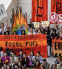 Pancartas y carteles durante una protesta al margen de la Conferencia de las Naciones Unidas sobre el Cambio Climático 2023 (COP28), en Dubai, Emiratos Árabes Unidos, el 12 de diciembre de 2023.  (Fuente: EFE)