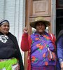 La Machi Betiana, María Nahuel junto a Aurora, del Tercer Malón de la Paz, en la puerta del INAI