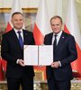 El presidente polaco Andrzej Duda (izq.) nombra a Donald Tusk como primer ministro. (Fuente: EFE)