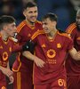 Leandro Paredes celebra con sus compañeros el éxito de Roma (Fuente: AFP)