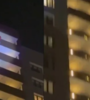 "Papá Noel" tuvo la intención de sorprender a sus hijos escalando un edificio (Captura de video).