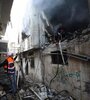  Un bombero voluntario los daños en el campo de refugiados de Nur Shams en Gaza tras un ataque israelí este martes 26 de diciembre (Fuente: EFE)