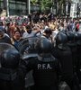 La marcha convocada por la Unidad Piquetera fue custodiada por las fuerzas de seguridad. (Fuente: Bernardino Avila)