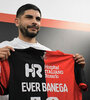 Banega firmó por dos años y dijo que le gustaría terminar su carrera en Newell's. (Fuente: Sebastián Granata)