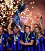 Lautaro, "il capitano", levanta la copa para Inter, como alguna vez hizo Pupi Zanetti (Fuente: Prensa Inter)