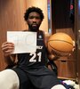 Joel Embiid recreando la incónica imagen de Wilt Chamberlain, cuando marcó 100 puntos (Fuente: AFP)