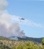 Dos aviones con capacidad de descarga de 3000 litros de agua cada uno se sumaron al trabajo de apagar las llamas. (Fuente: Télam)