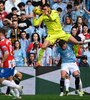 Gazzaniga parece volar sobre el español Carlos Domínguez (Fuente: AFP)