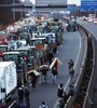 Productores con colchón al hombro para pasar la noche. (Fuente: AFP)