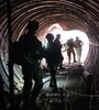 Militares de Israel recorren un túnel de Hamas. (Fuente: Europapress)