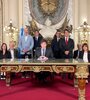 El presidente Javier Milei, rodeado por su gabinete, al momento de la presentación del nuevo gobierno. (Fuente: NA)