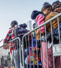 Migrantes hacen fila para solicitar un proceso de asilo en EE.UU. en el paso fronterizo de Baja California, México. (Fuente: EFE)