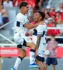 Saravia celebra su gol, luego de aprovechar un error de Aguilar (Fuente: Fotobaires)