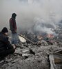 Los familiares de los muertos observan la panadería atacada.  (Fuente: AFP)