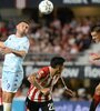 Duelo aéreo entre Maravilla Martínez y Zaid Romero. Luego el de Estudiantes le daría un tremendo patadón que le valió la roja. (Fuente: Fotobaires)