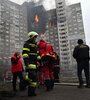 Rescatistas y bomberos en un edificio incendiado por un bombardeo ruso en Kiev. (Fuente: AFP)