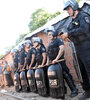 Policías ante la demolición del bunker de la ciudad.