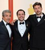 Ricardo Darín, Peter Lanzani, y Santiago Mitre posaron en la "alfombra champagne" en el Dolby Theater de Hollywood. (Fuente: AFP)