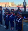 Grandes y chicos celebraron llegada del sable corvo de San Martín al muelle platense. 