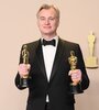 Nolan con sus dos estatuillas, a la mejor dirección y a la mejor película.  (Fuente: AFP)
