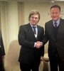 Mieli y Mondino con el ministro de Exteriores Cameron, en Davos.