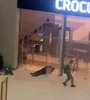 Los terroristas irrumpen en el auditoria disparando a mansalva (Fuente: NA)
